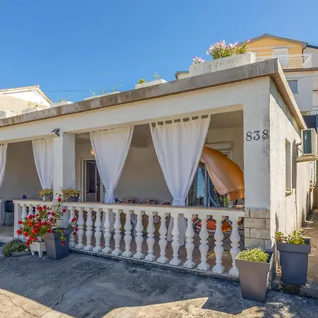2 Bedroom Lovely In Apartment Banjol