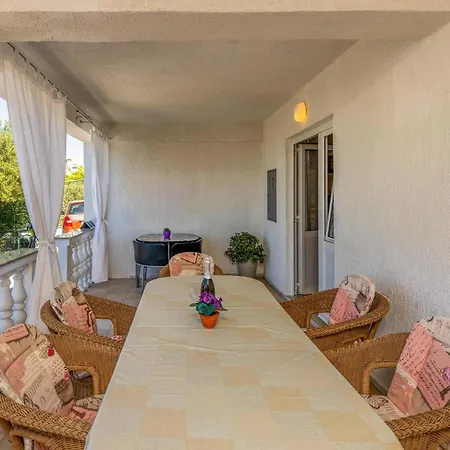 2 Bedroom Lovely In Banjol