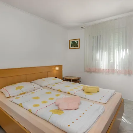 2 Bedroom Lovely In Apartment Banjol